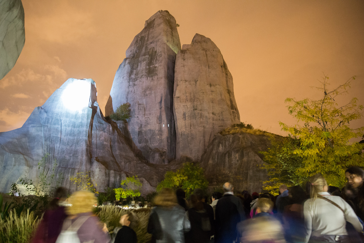 Philippe Quesne imagine une balade immersive au cœur du Parc Zoologique de Paris la nuit, en pénétrant jusqu’aux entrailles du Grand Rocher. Aventuriers d’un parcours dans la jungle des villes, les visiteurs partent ensuite à la recherche des œuvres dissimulées de l'artiste Laurent Le Deunff.
