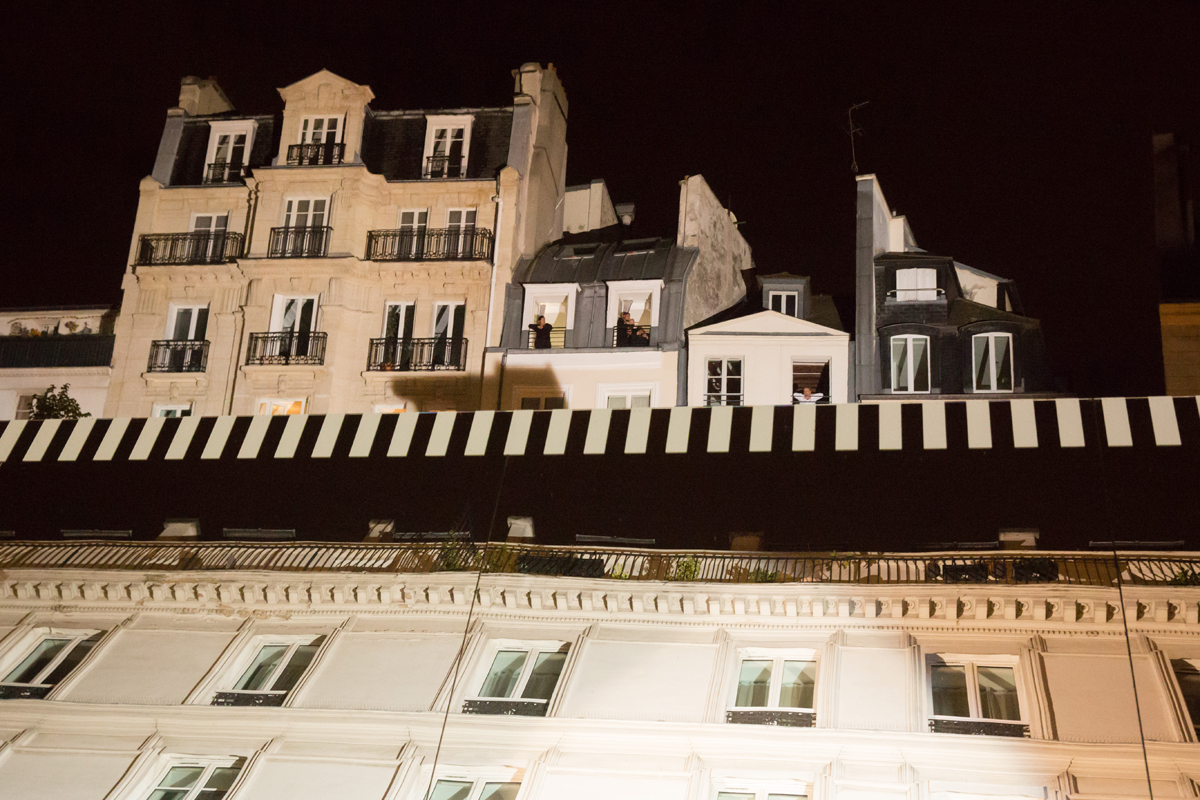Daniel Buren propose un tableau de Paris mouvant et renvoyant une vision inversée de l’architecture. Deux grands miroirs inclinés reflètent les bâtiments qui les entourent, pour une évocation du vertige que procure la ville.