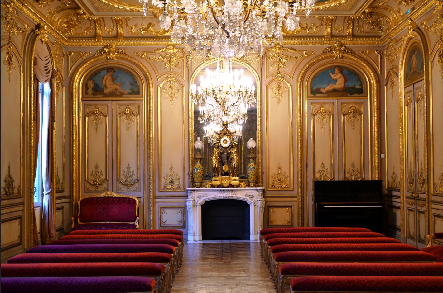 Salle des mariages avec lustres, cheminée Hôtel Cail