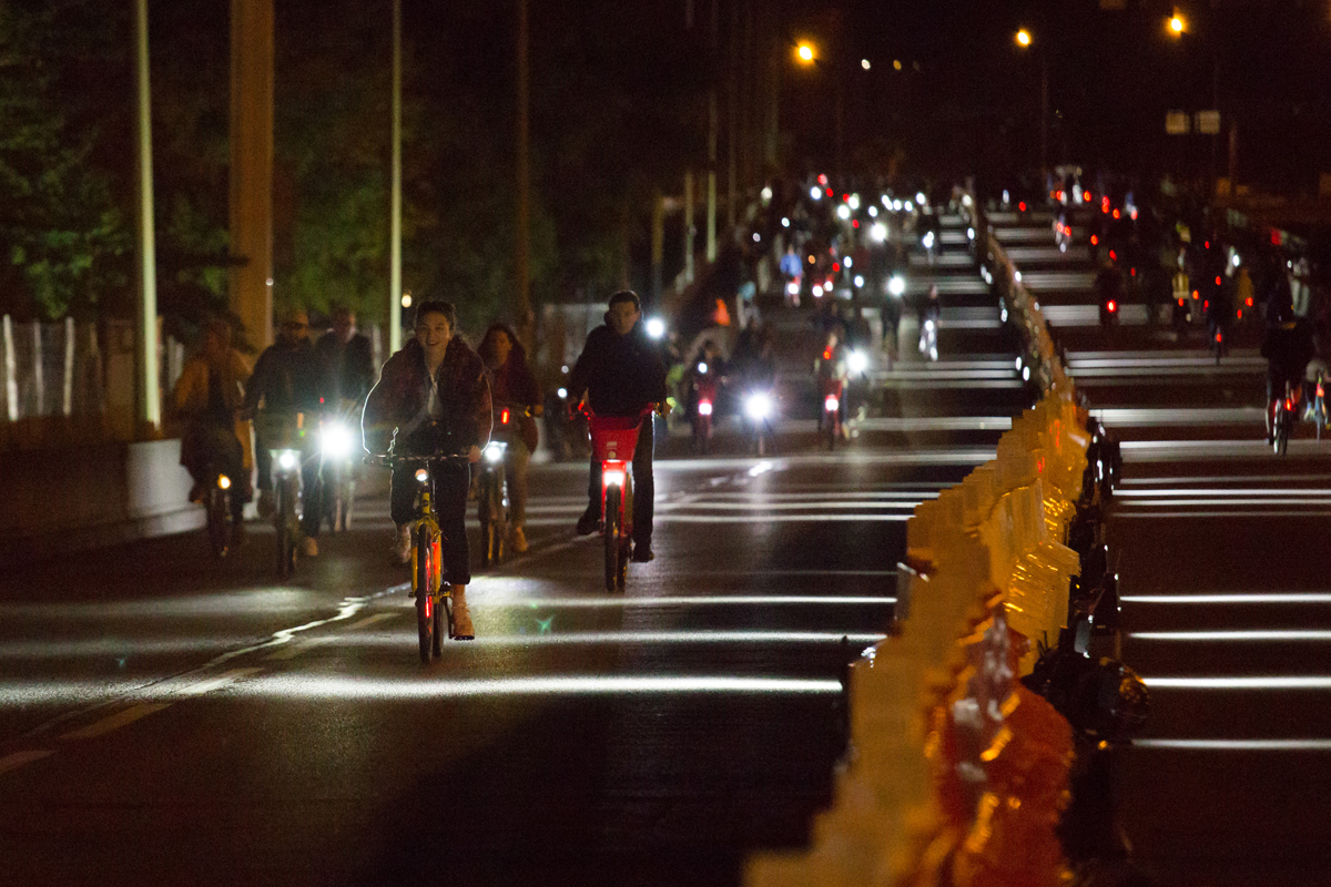 De la porte de Pantin jusqu’à la porte de la Villette, le périphérique est exceptionnellement fermé aux voitures et transformé en un Vélodrome lumineux par 1024 Architecture. Pour la première fois, piétons et cyclistes investissent un espace routier .