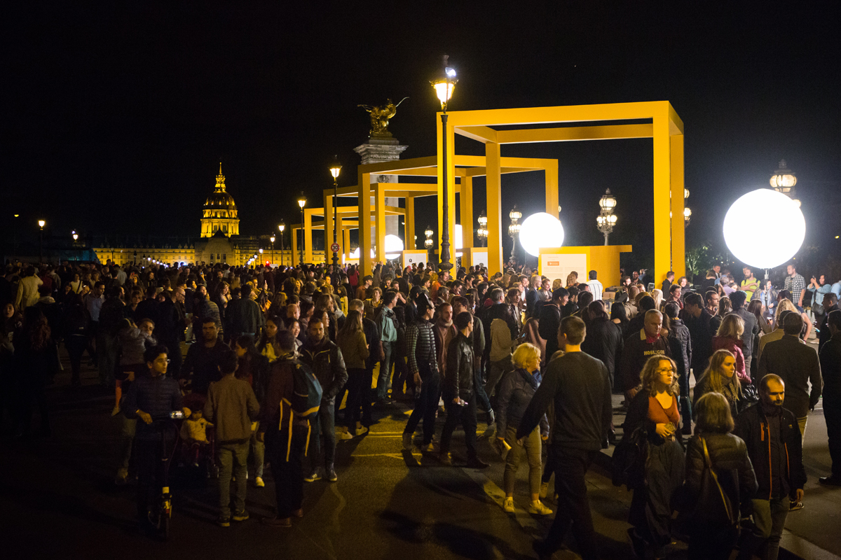 Une performance et des rencontres avec 12 artistes, 5 associations et une collecte géante d’objets culturels proposée par Thanks for Nothing sur le pont Alexandre III. Un projet artistique, solidaire et participatif évoquant, visuellement, les ponts habités, et désireux de créer des liens entre les artistes et les visiteurs des rives de la Seine.