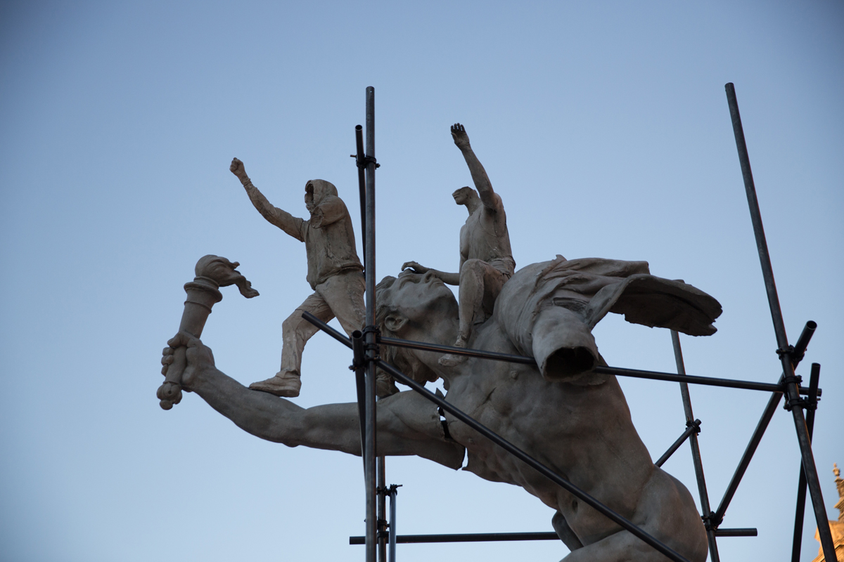 Ugo Schiavi élève sur le parvis de l’Hôtel de Ville la statue cabossée du Génie de la Liberté entouré de ses lions, sculptés au XIXe siècle par Dalou, le Michel-Ange des ouvriers, place de la Nation. En faux béton et surmontée de figures de jeunes en capuches, la liberté vacille mais ne casse pas.