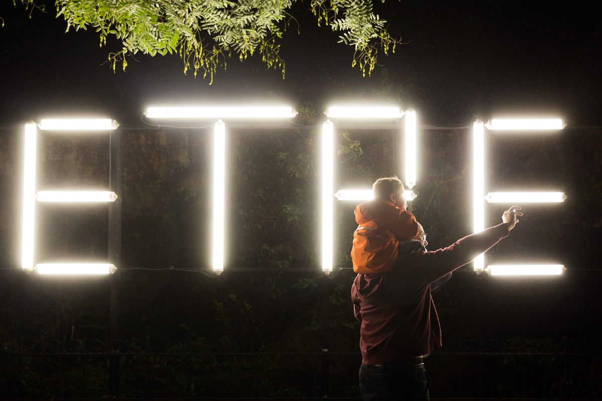 Boris Achour reproduit un poème sur la rose écrit par Johannes Scheffer, en l’écrivant en lettres de néon fluorescentes sur les murs du cimetière Montparnasse.