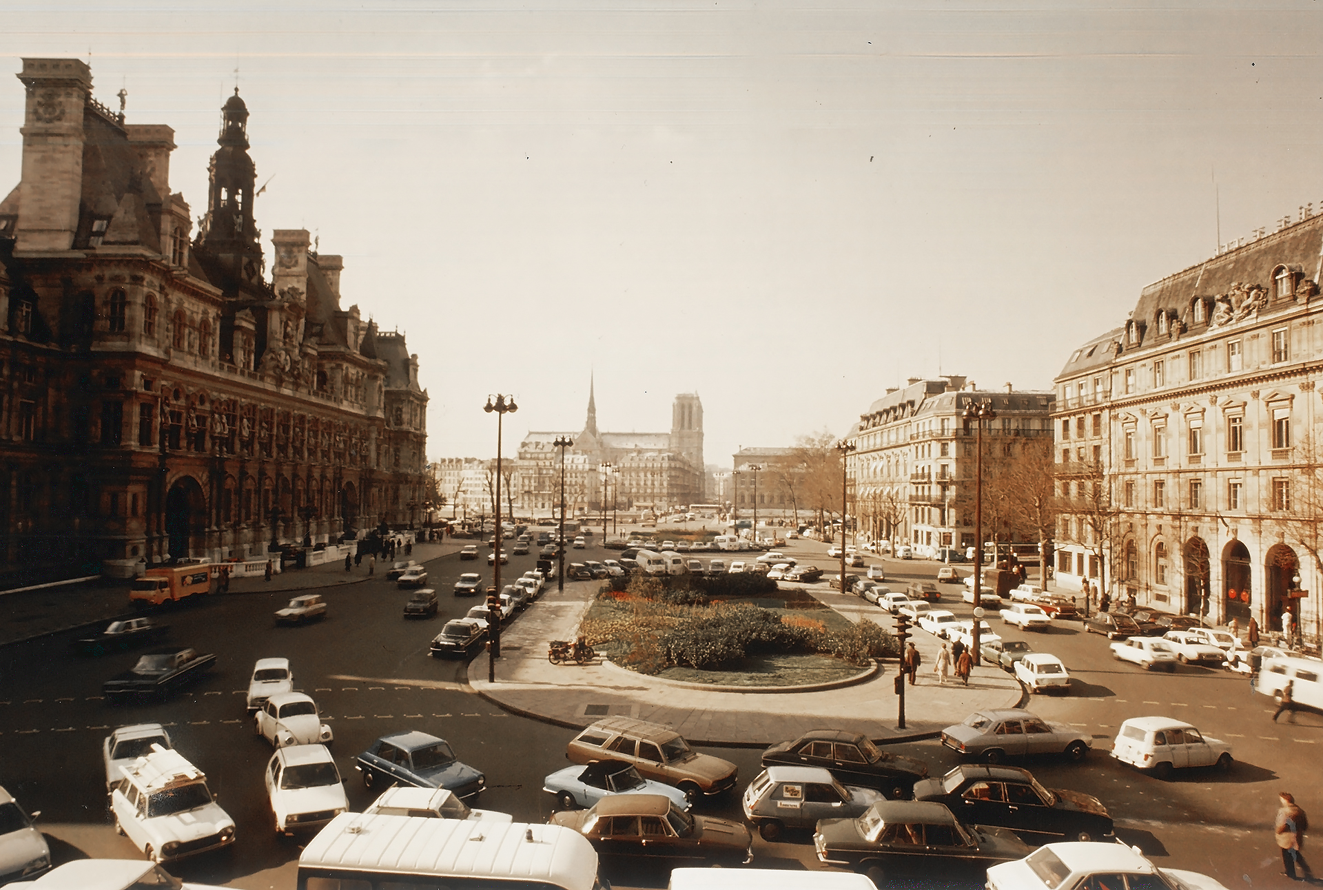 L'Hôtel de Ville en 1977, avec la circulation automobile, qui depuis a fait place à l'esplanade piétonne.