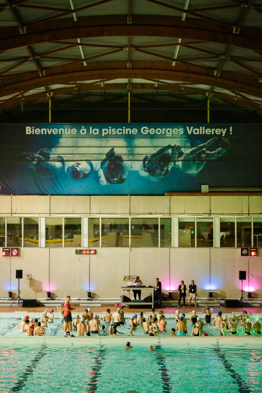 Célèbre DJ parisienne, Barbara Butch anime une soirée féministe dans la piscine Georges Vallerey. L’Équipe de France de Natation Artistique accompagne sa prestation de shows de natation artistique