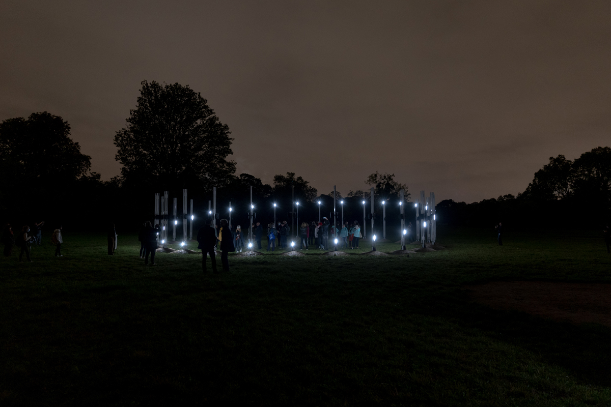Pablo Valbuena présente une installation lumineuse et sonore monumentale dans une clairière du bois de Vincennes. Une expérience fondée sur la perception du mouvement et un voyage dans un espace-temps virtuel, entre Stonehenge et Rencontres du 3ème type.