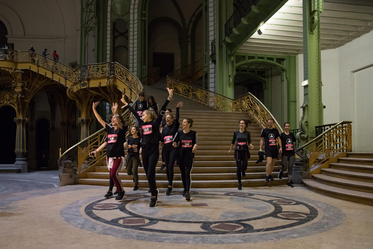 Coureurs amateurs ou aguerris s’offrent une rarissime course à pied artistique de 10 km, traversant le tombeau de Napoléon aux Invalides, la colline des musées de Chaillot, le Louvre ou le Centre Pompidou pour se retrouver sur la scène du Châtelet. 