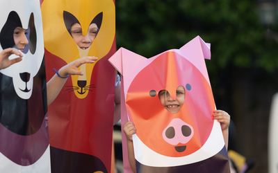 Des enfants déguisés pour l'oeuvre La Rumba - Playsack Fredun Shapur - Nuit Blanche 2023 