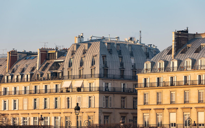 Focus sur des immeubles parisiens rue de Rivoli