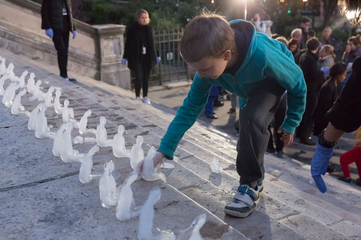 L'oeuvre Minimum monument Installation par Néle Azevedo au croisement de la rue d’Abbeville et de la rue Lafayette (10e arr.). 