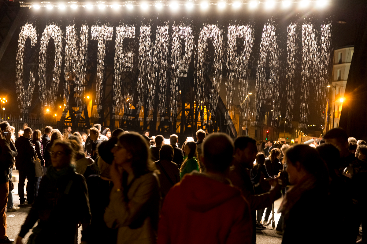 L'oeuvre Bit.Fall Installation par Julius Popp sur le Pont de la Rue de l’Aqueduc (18e arr.). Des centaines de gouttes d’eau forment un écran liquide où défile une cascade de mots. Fragiles et éphémères, ces gouttes d’eau devenues pixels s’assemblent en messages sporadiques liés à la question climatique.