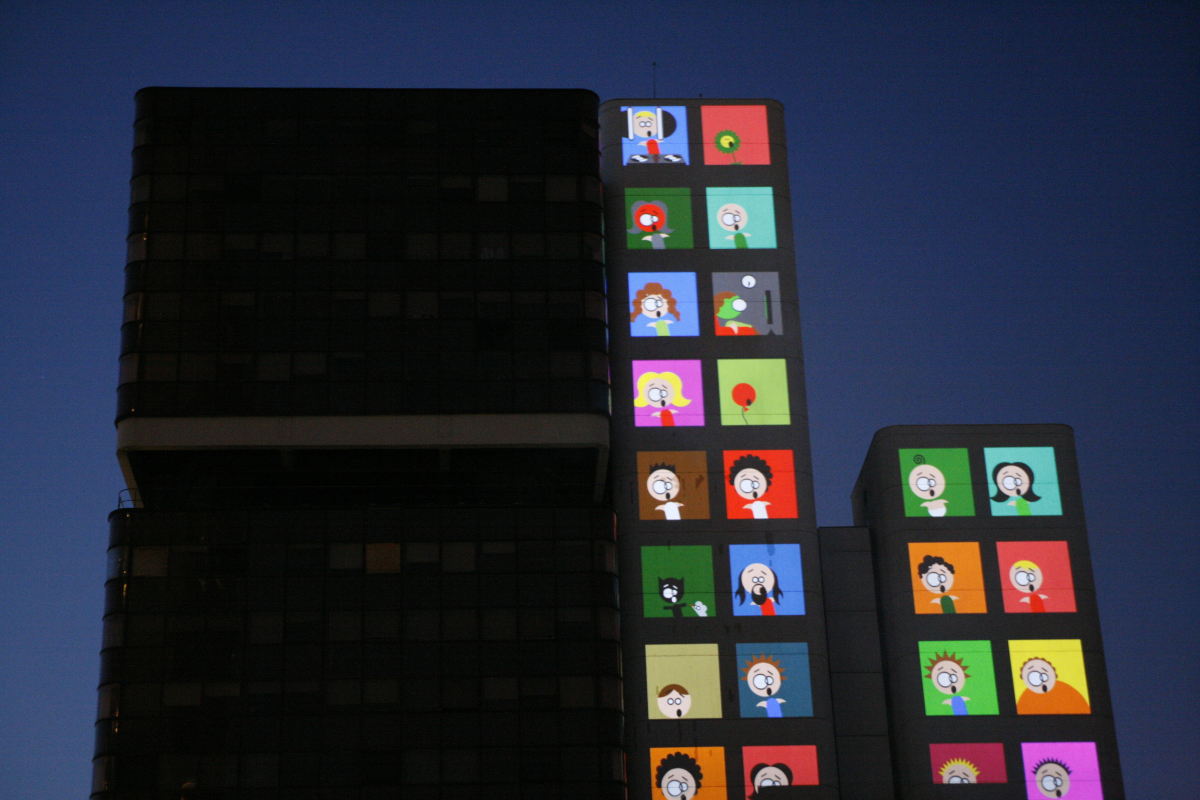 Les Tours du Chalet, une installation et projection multimédia par François Chalet à la Tour Tolbiac (13e arr.). François Chalet projette sur la tour de Tolbiac des histoires animées : associations graphiques d’idées inspirées par les tours et le quartier des Olympiades. Une musique originale de Mathias Vetter.