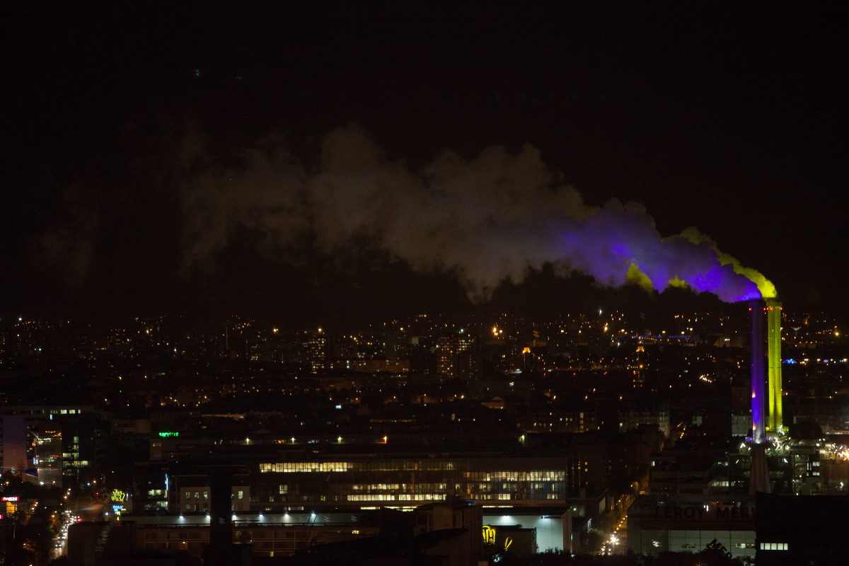 Suivez mon Panache Rose, une installation par Jacqueline Dauriac au Centre Multifilière d’Ivry (13e arr.). L’artiste sublime le ciel parisien en éclairant les fumées de l’usine du centre multifilière d’Ivry avec des lumières dynamiques colorées. 