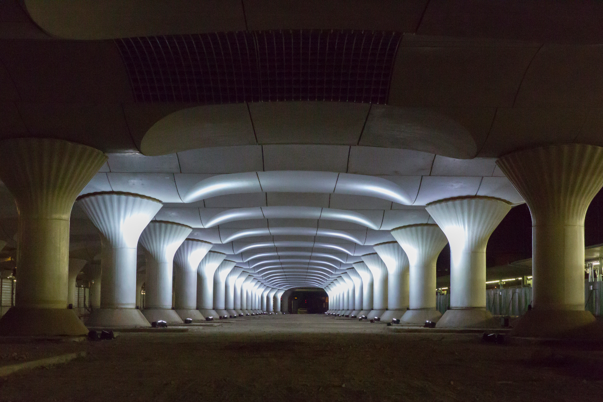 Kinematope, une Installation par Pablo Valbuena dans la Gare d’Austerlitz (13e arr.). Pablo Valbuena donne vie aux voies fermées au public de la Gare d’Austerlitz par des jeux de lumières faisant apparaître et disparaître les formes, les redéfinissant, inventant de nouvelles limites… 