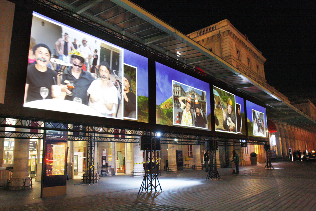 Artiste en bâtiment , une projection par Pierrick Sorrin sur les façades de la gare de l’Est (10e arr.). « Vous êtes tous mes amis » invite le public à prendre la pose dans deux studios de prises de vues. Ces portraits sont projetés sur un écran panoramique sur le parvis de la gare de l’Est, avec l’apparition systématique de l’artiste. La façade de l’Hôtel Terminus Est sert de support à une projection « géante » intitulée Artiste en bâtiment.