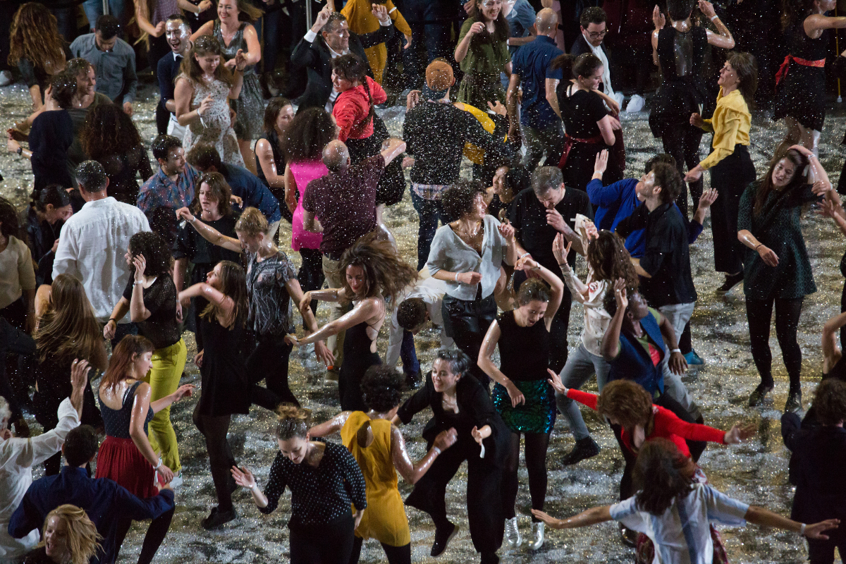 Mille et une danses, une performance d’Olivier Dubois avec le conservatoire Mozart, la Maison des Pratiques Artistiques Amateurs et la Place, à la Canopée des Halles (1er arr.). 150 jeunes instrumentistes ouvrent « le bal » avant que 300 danseurs amateurs fardés de paillettes ne réinterprètent des scènes épiques de danse de cinéma et se rassemblent au coeur de la Canopée. La danse n’a pas d’élus.