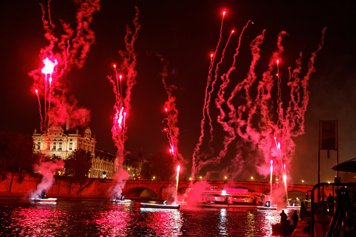 Aventure d’un soir, un événement pyrotechnique par Cai Guo Qiang sur les Berges de Seine, rive gauche. 