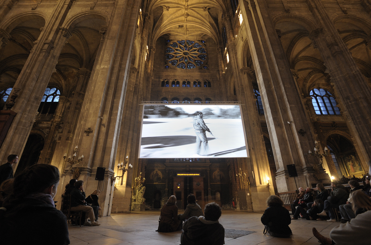 Letter on the blind for the use of those who see Une projection par Javier Téllez à l’Église Saint-Eustache (1er arr.).