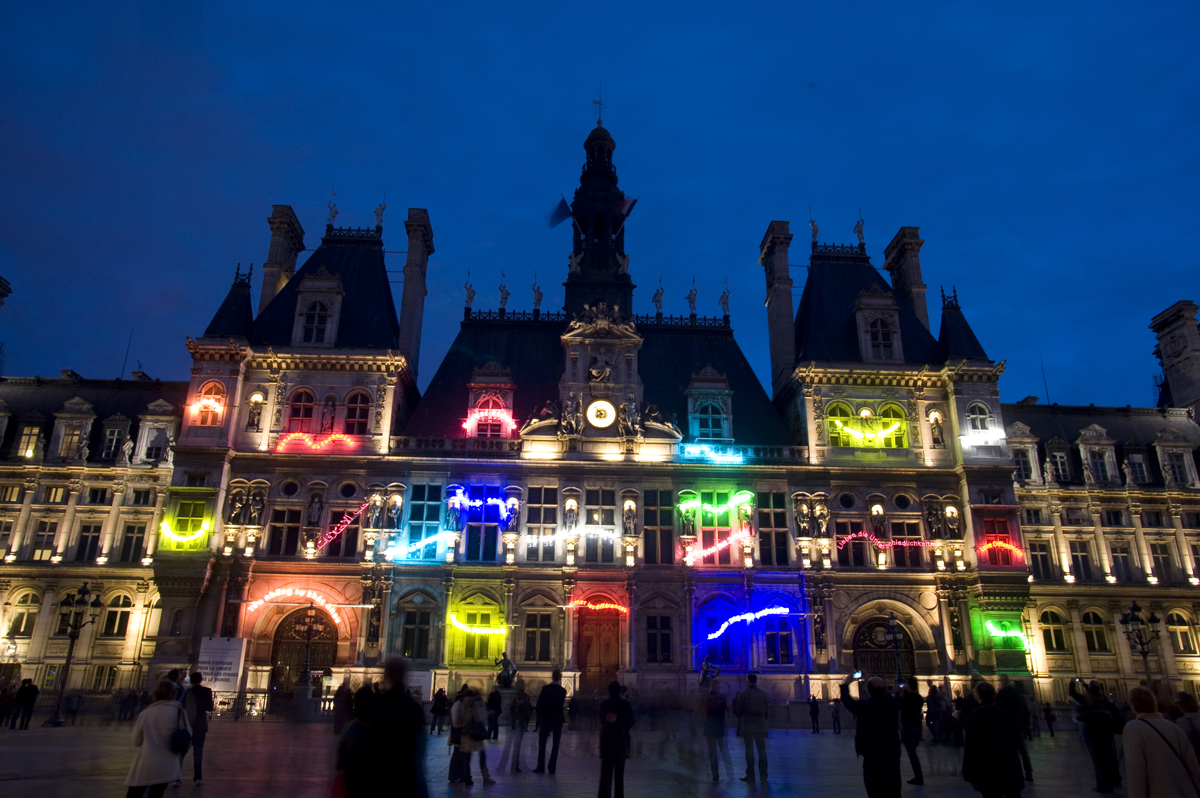 Aimer les différences - une installation par Michelangelo Pistoletto sur la façade de l’Hôtel de Ville de Paris (4e arr.).