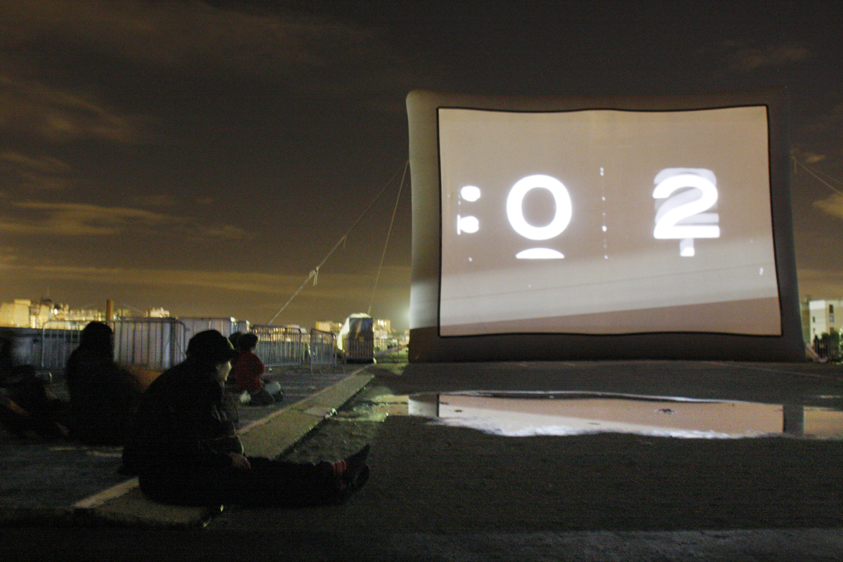 Spectra, une installation lumineuse par Ryoji Ikeda sur la Tour Montparnasse (15e arr.).