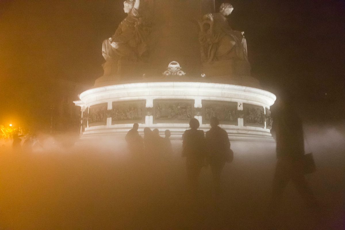 Fog Square, une sculpture éphémère par Fujiko Nakaya sur la Place de la République (10e arr.). 