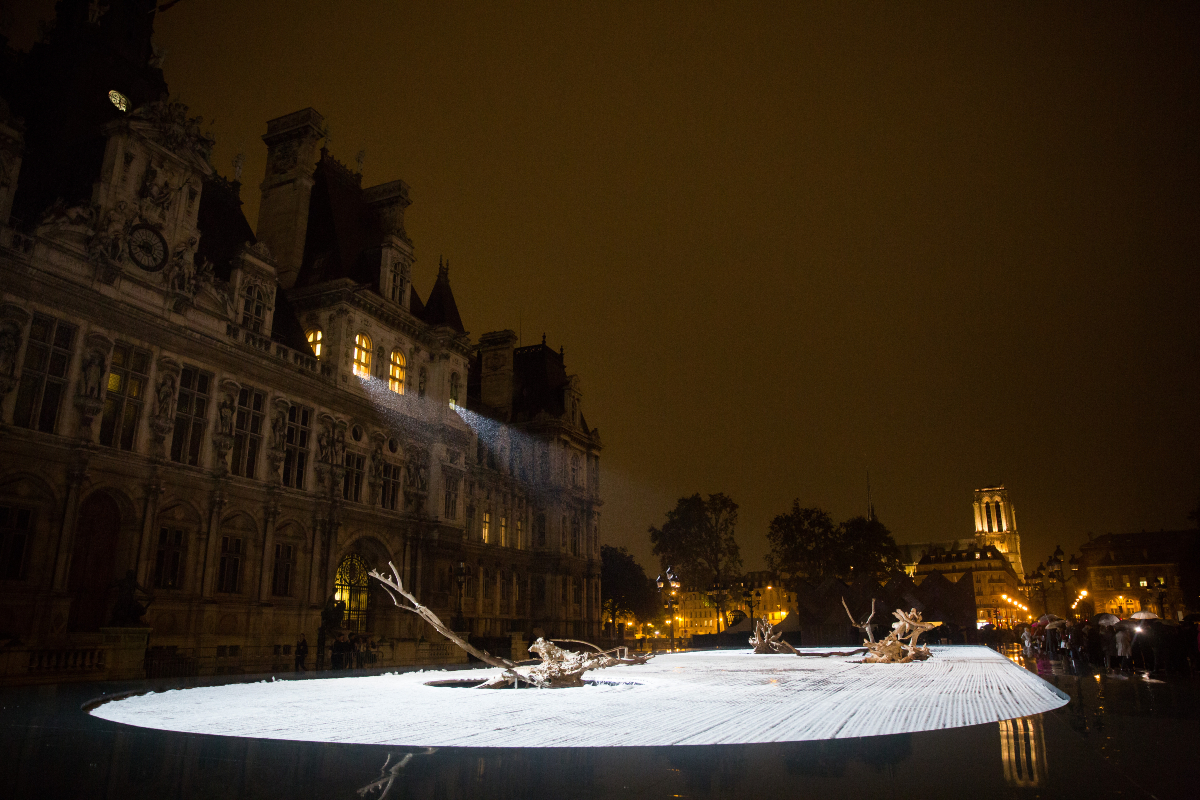  Sommeil Installation par Erwin Olaf sur le parvis de l’Hôtel de Ville de Paris. Le visiteur est invité à se promener dans une forêt enchantée dans laquelle d’immenses morceaux de bois dansent au-dessus d’un lac gelé conçu par Stéphane Thidet. Animées d’un mouvement perpétuel, ces souches composent une sculpture à l’inquiétante étrangeté.