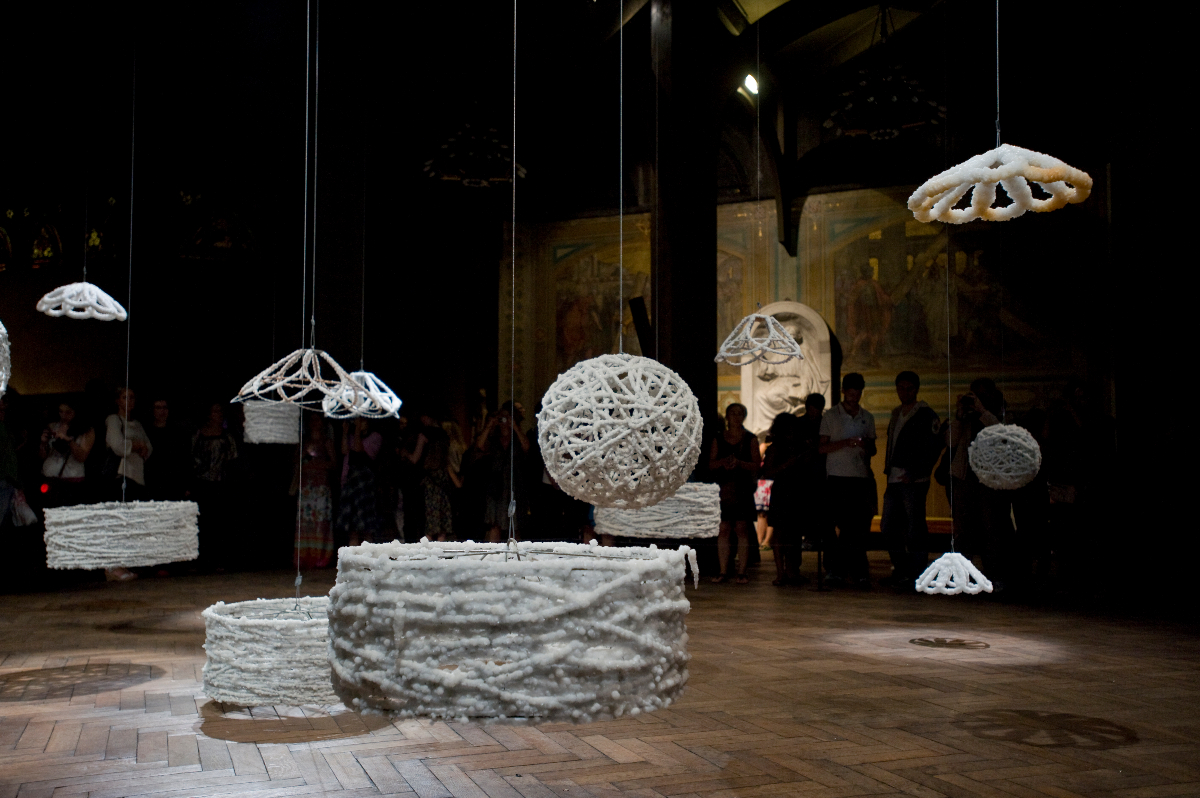 Barbed Sal Lamps Installation par Sigalit Landau à l’Église Saint-Jean de Montmartre dans le 18e arr.