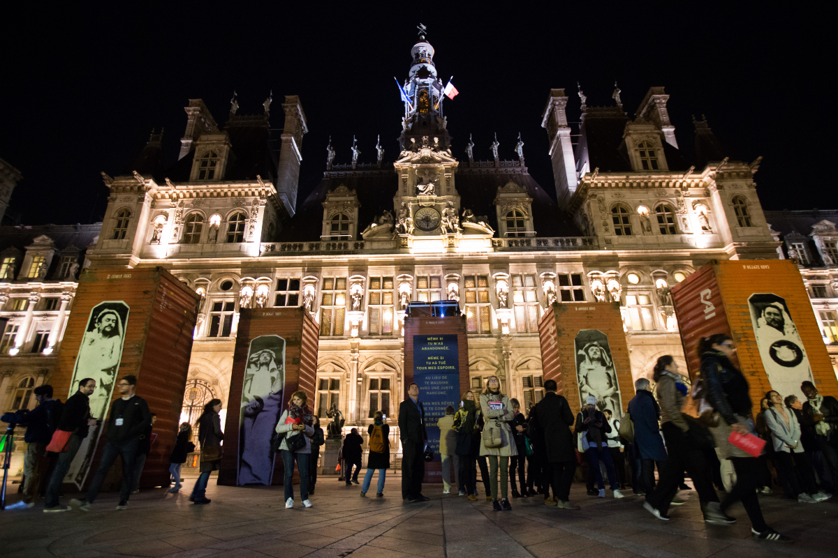 Un monument éphémère dédié au siècle des révolutions Installation de Chto Delat ? sur la place de l’Hôtel de Ville dans le 4e arr.