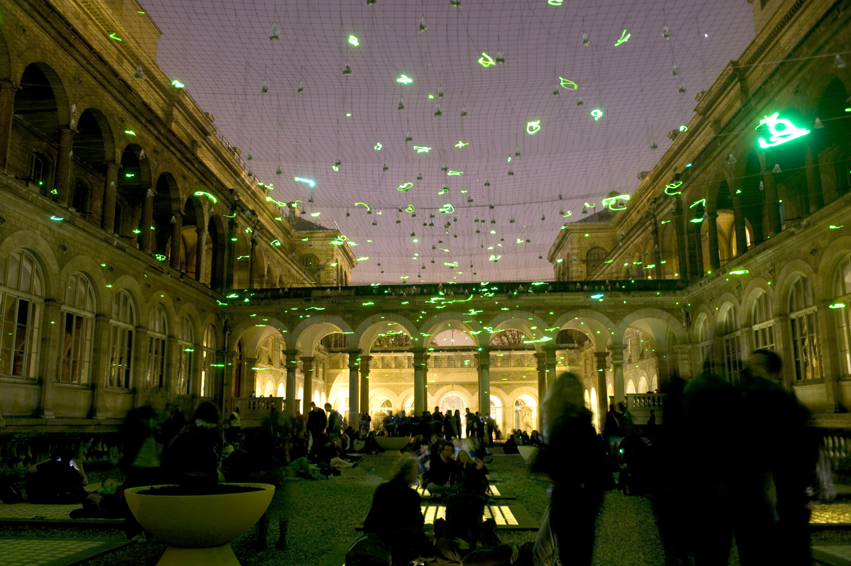 Lucioles , une installation par Eric Samakh à l’Hôtel-Dieu (4e arr.). Planant au-dessus des têtes des visiteurs, un nuage en grains de lumière brille dans la nuit, restitution de l’énergie solaire emmagasinée durant la journée.