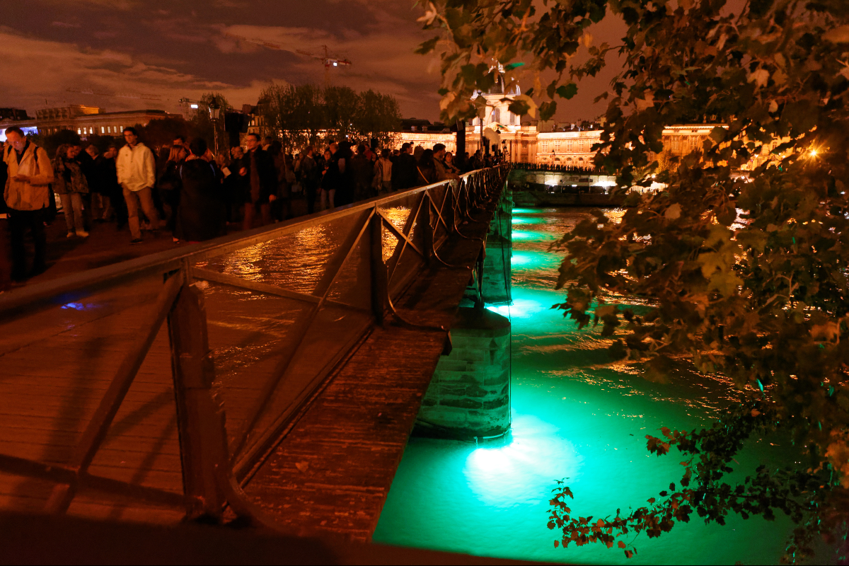 Une captation sonore du fleuve, mixée en direct par Oliver Beer et diffusée en divers points du pont, rend audible une vie sous-marine insoupçonnée. En dialogue avec ces voix liquides, un halo de lumière fluorescente anime la Seine. 