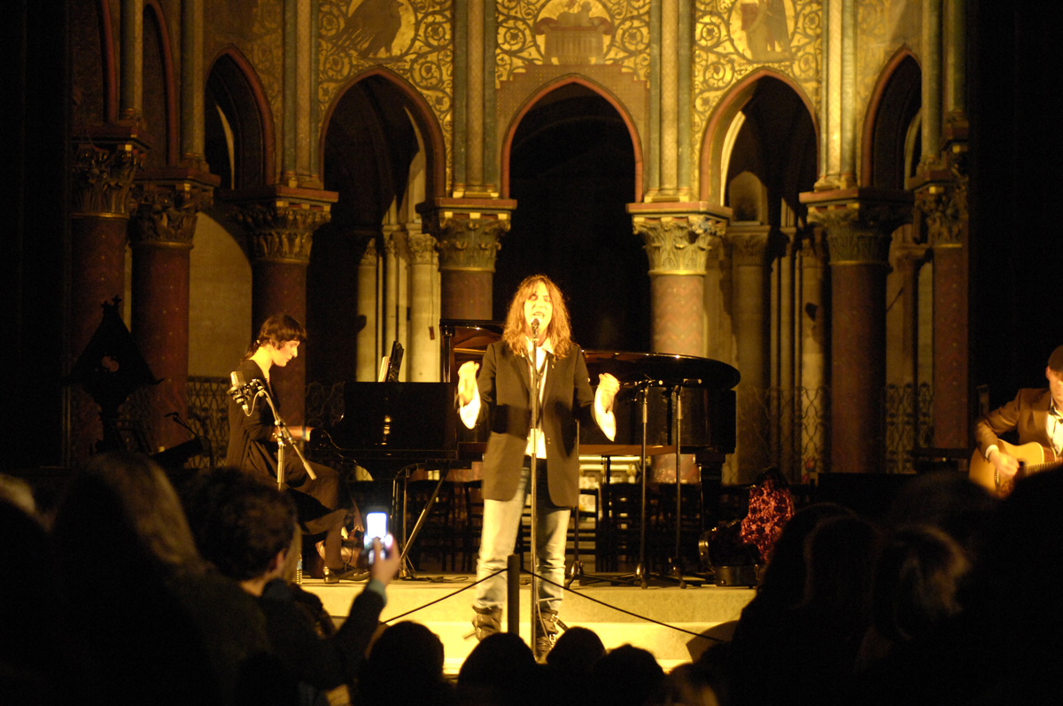 Patti Smith lors d'une performance musicale de Patti Smith à l’Église Saint-Germain-des-Prés (6e arr.).