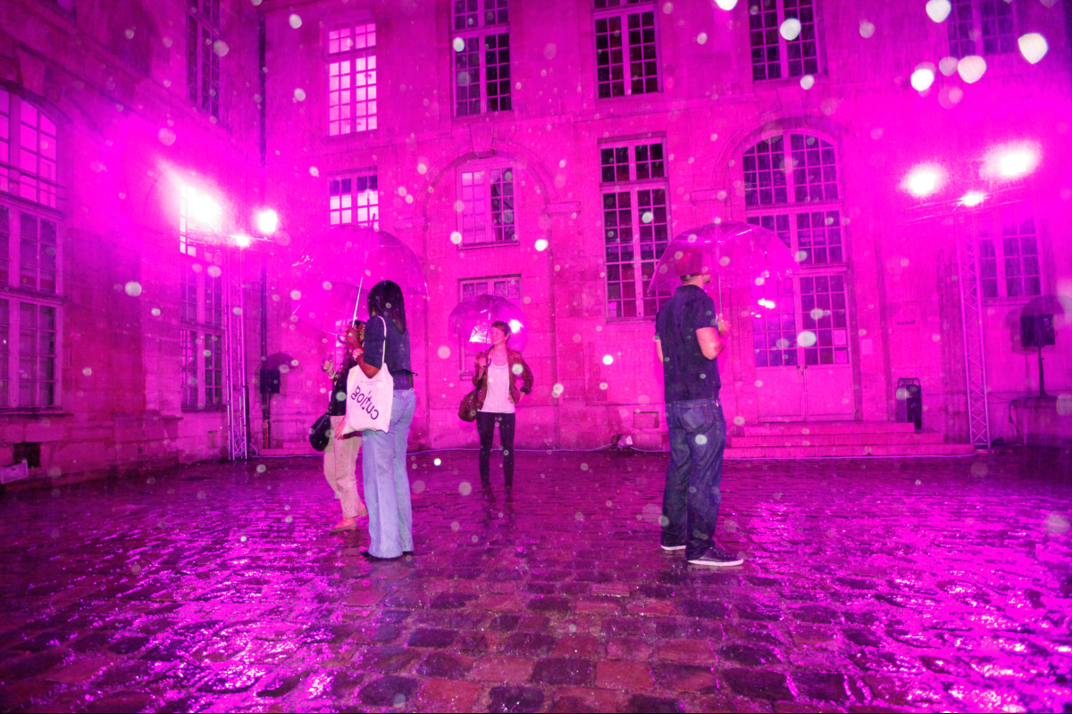  Purple Rain, une installation par Pierre Ardouvin à l’Hôtel d’Albret (4e arr.). Le visiteur, plongé au cœur de l’œuvre, est invité à cheminer en musique sous une pluie fine de couleur mauve, un parapluie à la main.