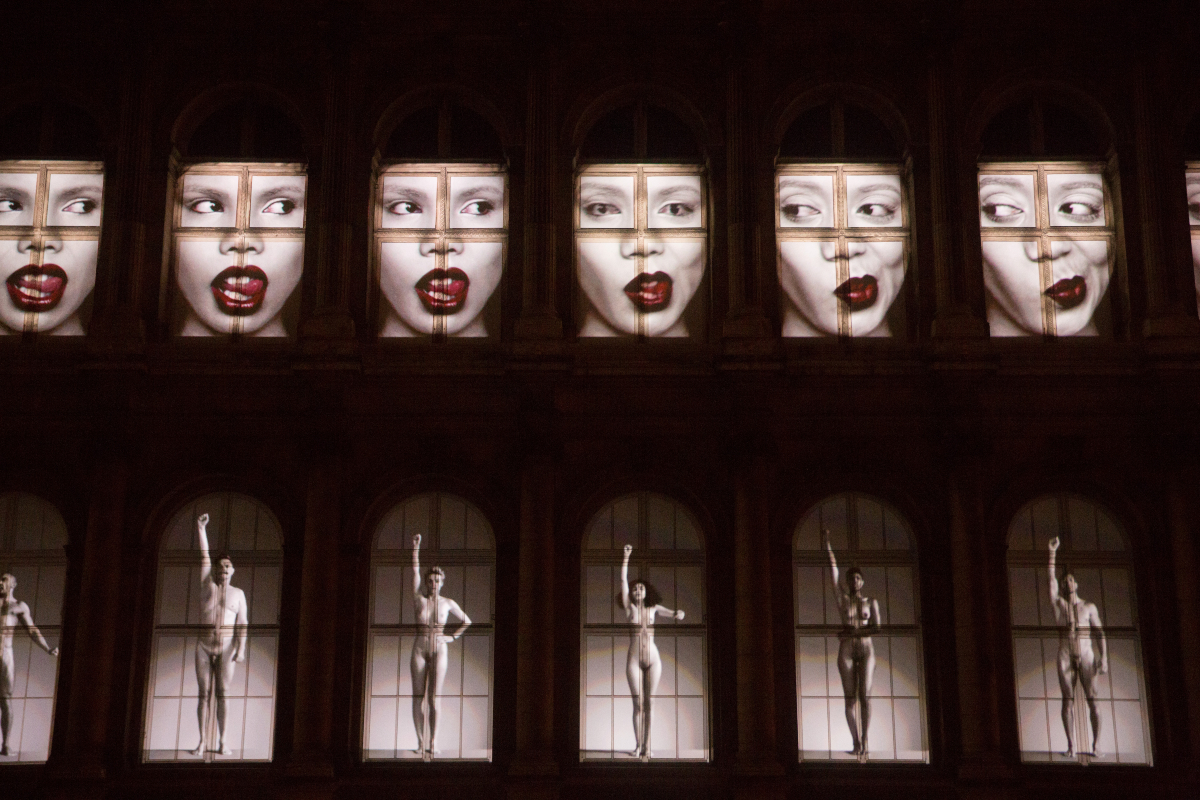 L'oeuvre L’Eveil - Vidéo par Erwin Olaf sur la façade arrière de l’Hôtel de Ville de Paris (4e arr.). 