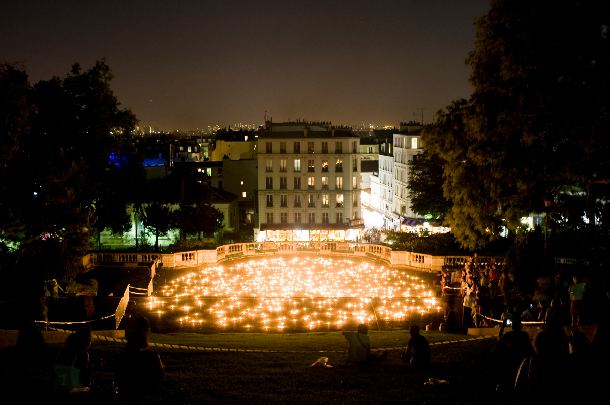  I Will Keep a Light Burning, une installation par Renaud-Auguste Dormeuil au Square Willette (18e arr.). L’artiste reproduit à l’aide de centaines de bougies le ciel du 1er octobre 2111, soit un siècle en avance.