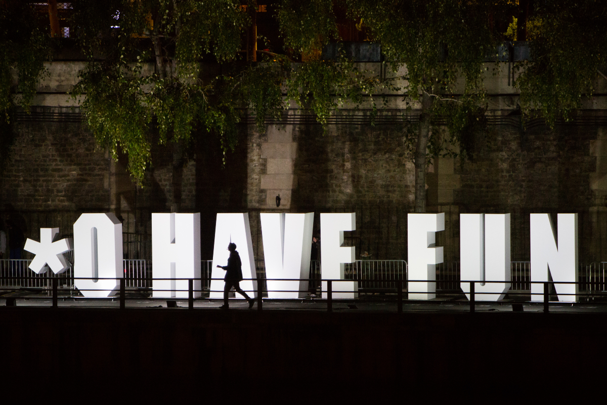  Marée des lettres, une installation d’Invisible Playground Network au Parc Rives de Seine (1e arr.). Durant toute la nuit, de grandes lettres se déplacent sur les bords de Seine et forment des phrases écrites par les Parisiens, par le biais d’une application smartphone. Le jeu du collectif berlinois célèbre l’entité inépuisable qu’est le langage.