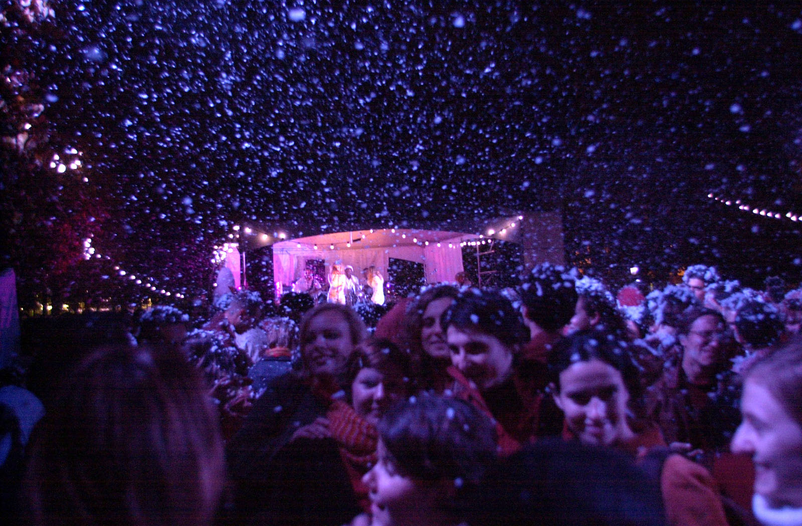 Nuit blanche 2004 Bal perdu Installation musicale de Pierre Ardouvin au jardin des Halles 