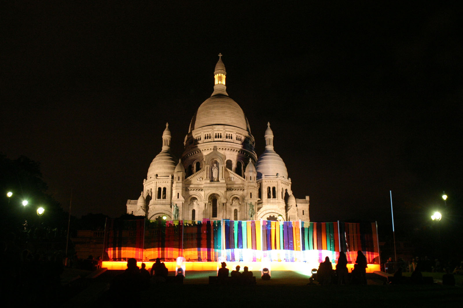 Nuit blanche 2005 A Crimson Grail Moves Too Fast to See Installation et performance musicale par Rhys Chatham à la Basilique du Sacré-Cœur