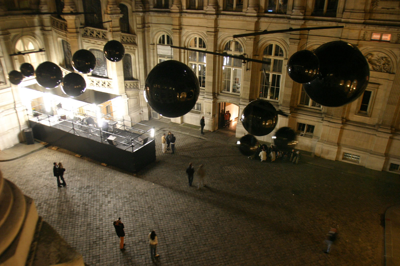 Nuit blanche 2006 Installation et performance musicale par Xavier Veilhan &amp; Sébastien Tellier dans l’Hôtel de Ville de Paris