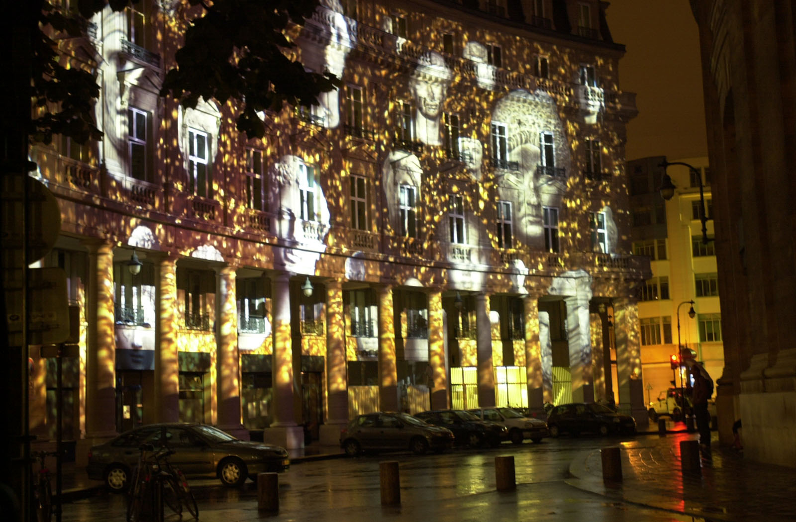 Nuit blanche 2003-projection de photographies à la bourse du commerce de Keiichi Tahara et Miguel Chevalier