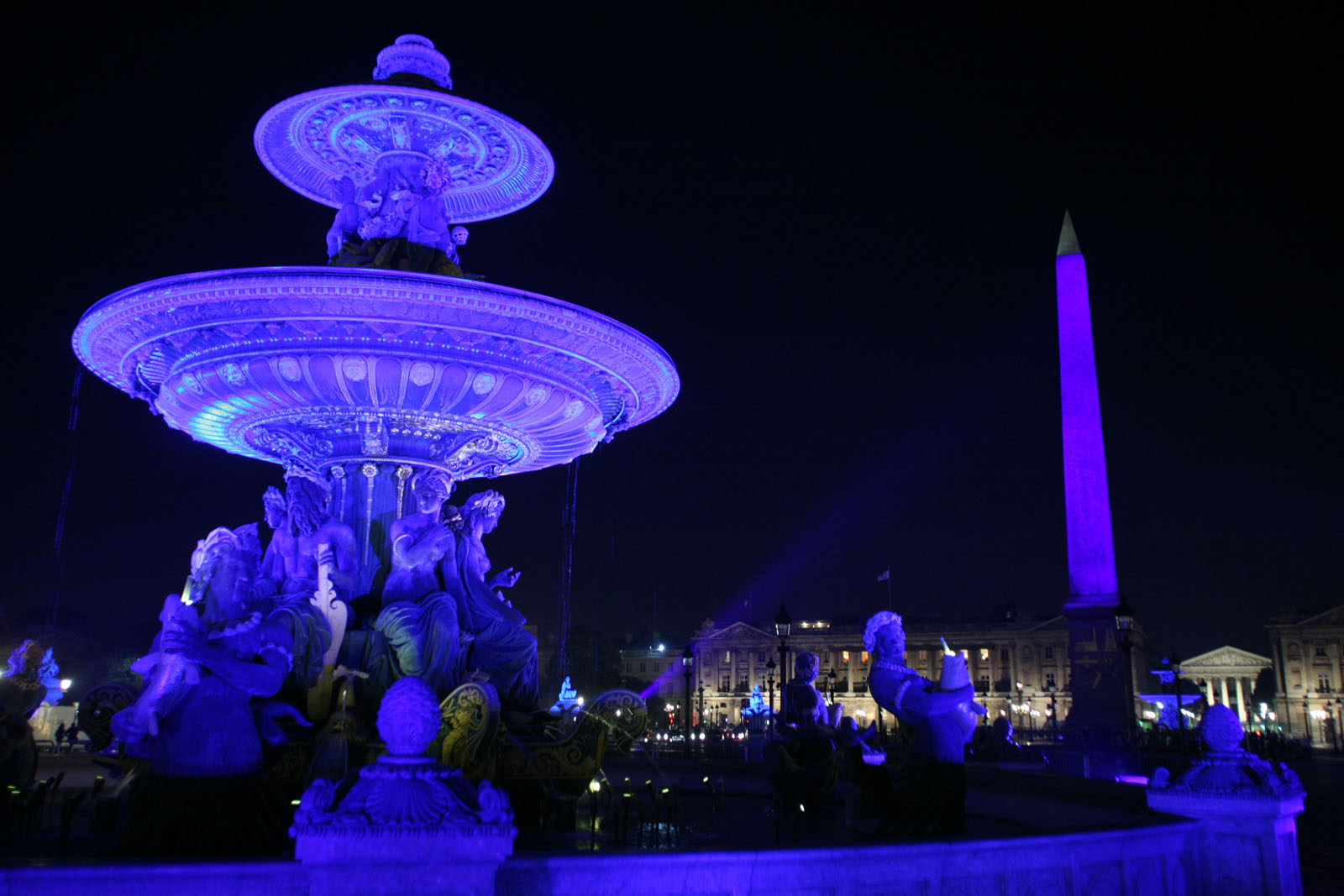 Nuit blanche 2006 Illumination « Bleu Klein » de l’Obélisque Installation lumineuse par Yves Klein sur la Place de la Concorde