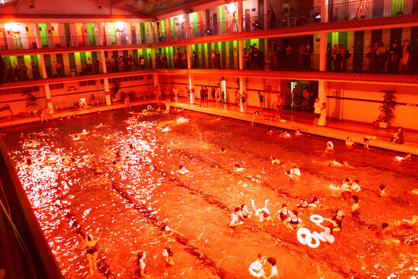 Nuit blanche 2002 Deep Water Un espace sans sommeil. Installation lumineuse de Nathalie Junod Ponsard à la piscine Pontoise