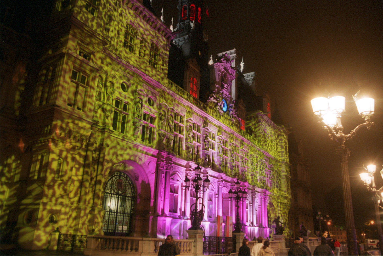 Nuit blanche 2003 Mise en lumière de Gilbert Moity à l’Hôtel de Ville de Paris 