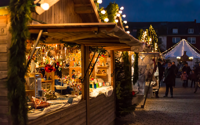 Des stands de marché de Noël 