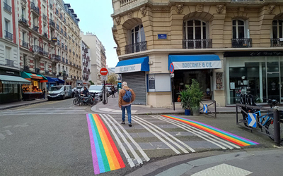 Photo du passage piéton arc-en-ciel rue du Cambodge