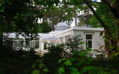 Pavillon Tunisie entre les arbres