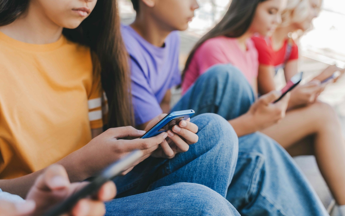 une bande de jeunes qui textottent