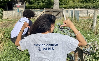 Jeunes dans un jardin en train de réaliser un service civique