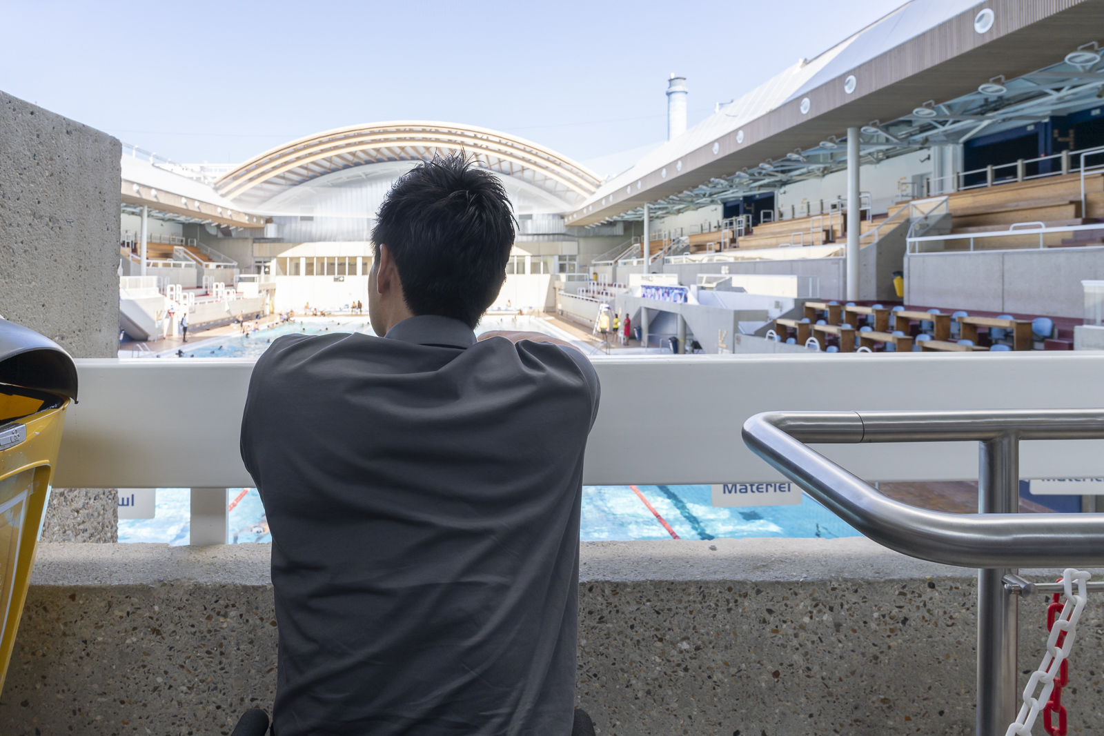 Photo de Shingo Kunieda face à l’eau de la piscine et son toit ouvrant