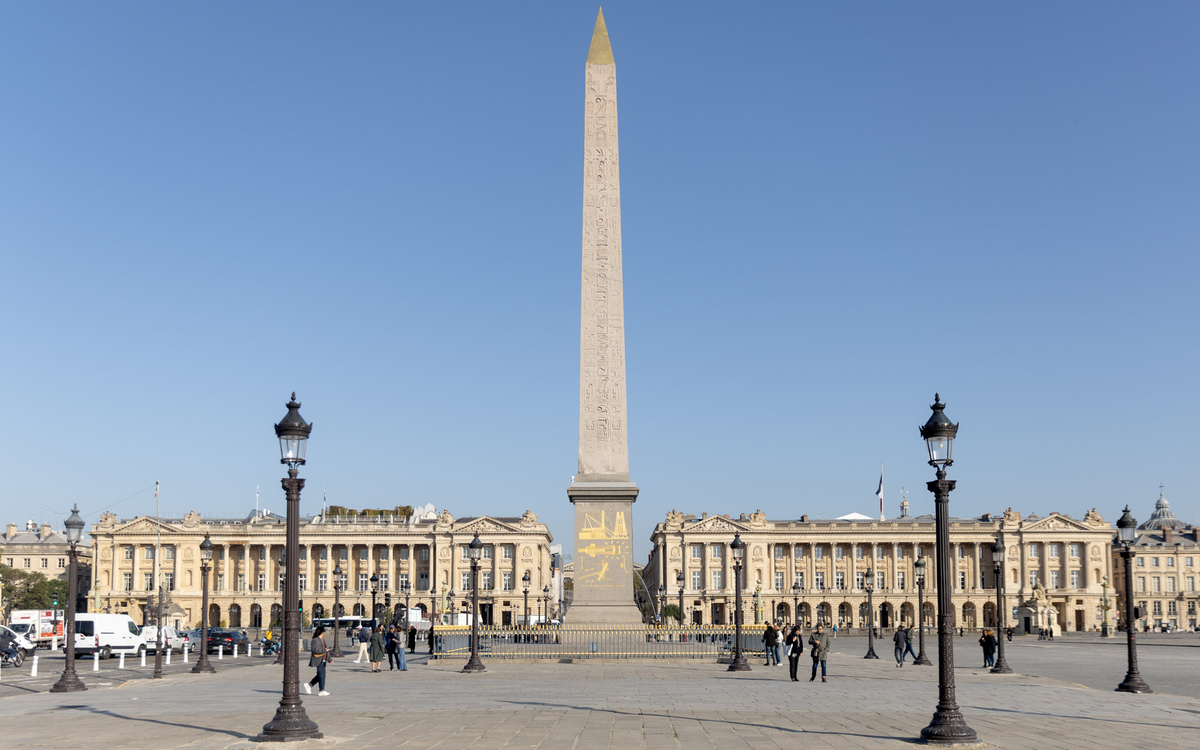 Vue générale sur la place de la Concorde avec l'Obélisque du Louxor au milieu.