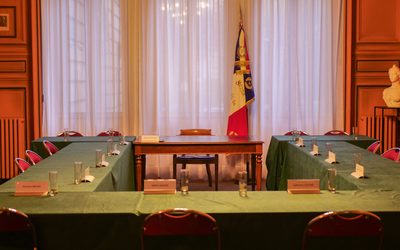 Salle du conseil d'arrondissement tables en U